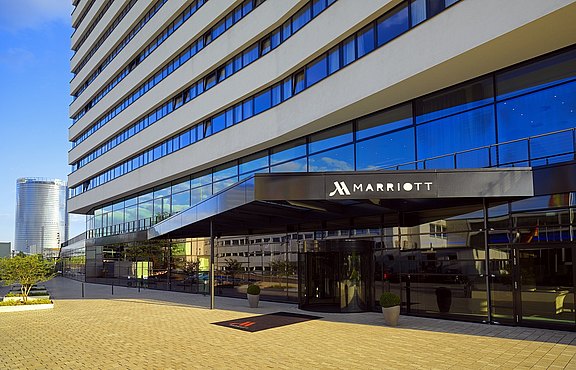 Bonn_Marriott_Hotel_Außenansicht.jpg  